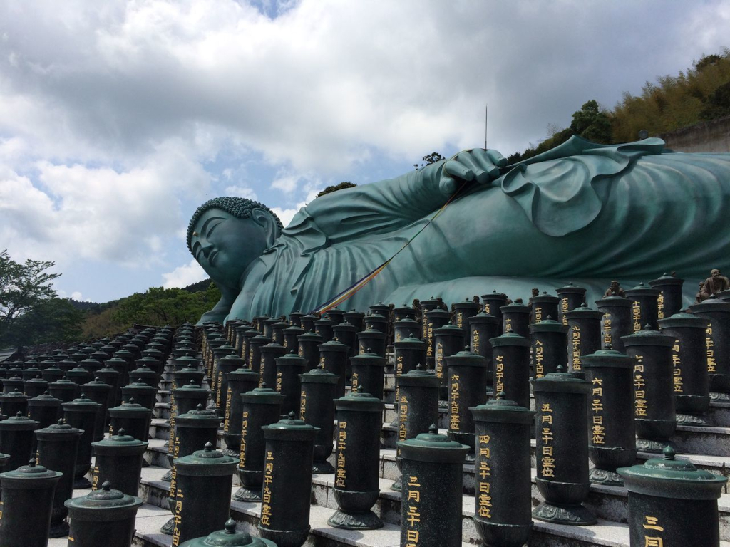 Le colonne davanti al Buddha